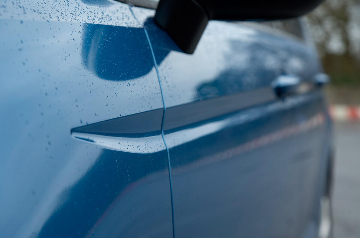 Volkswagen Touran side grooves