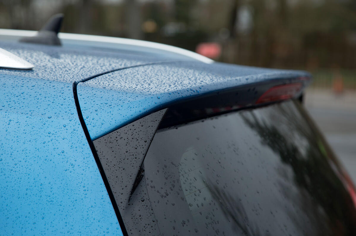 Volkswagen Touran roof spoiler