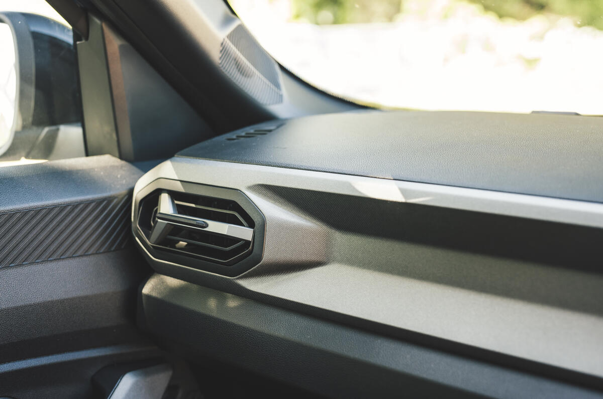 Dacia Bigster review 2025 15 dash trim Dacia Bigster review 2025 15 dash trim