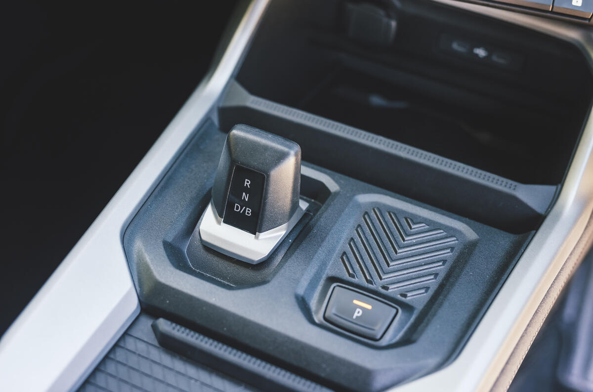 Dacia Bigster review 2025 16 centre console Dacia Bigster review 2025 16 centre console