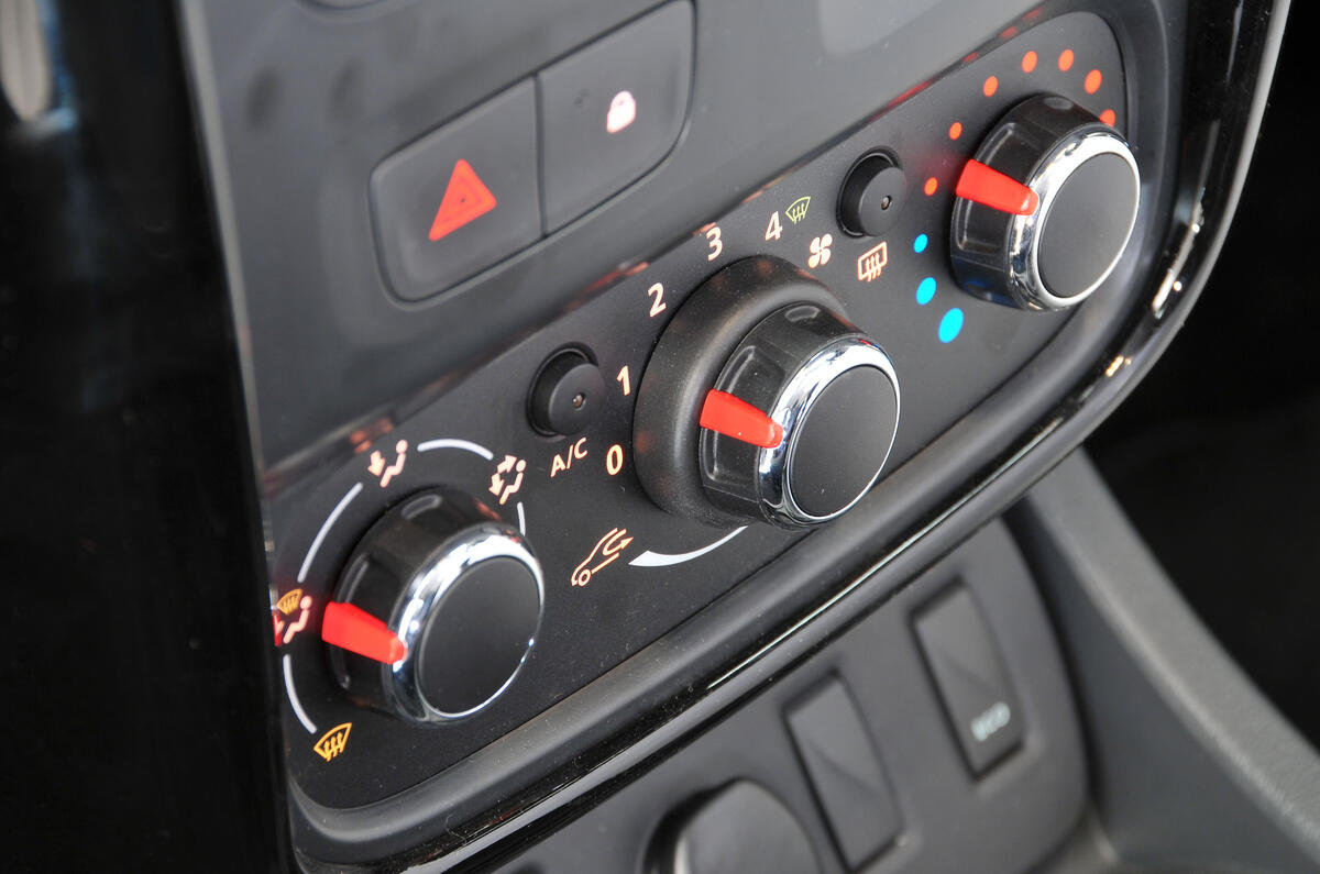 Dacia Duster climate controls