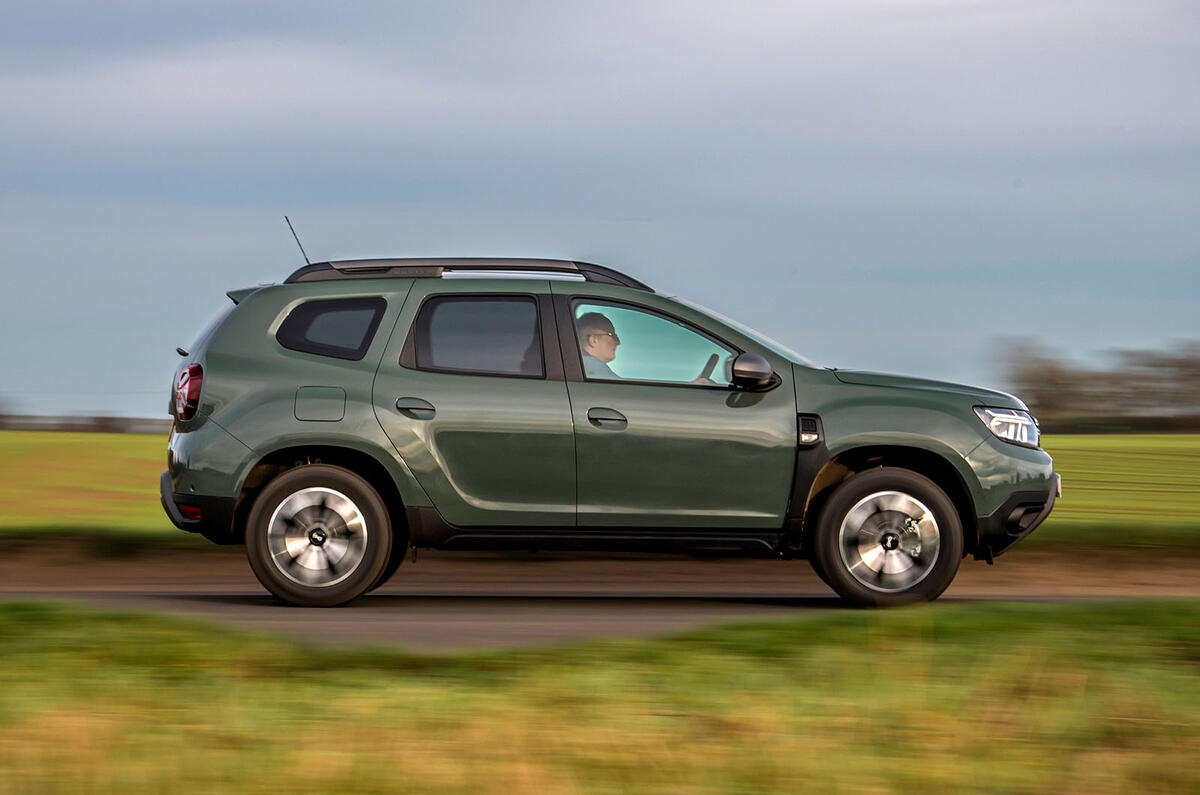 dacia duster road test 2023 02 panning side dacia duster road test 2023 02 panning side