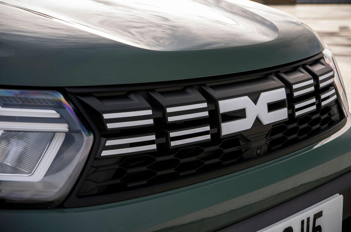 dacia duster road test 2023 06 grill dacia duster road test 2023 06 grill