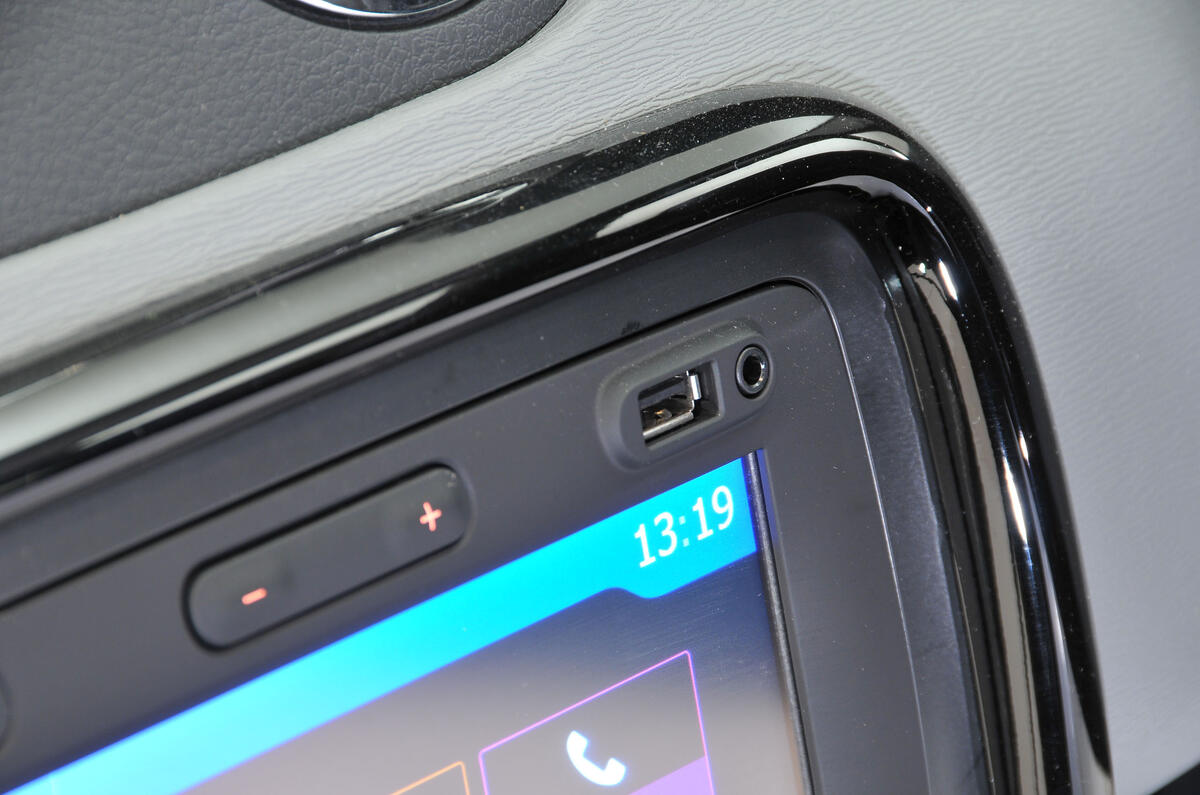 Dacia Duster USB port