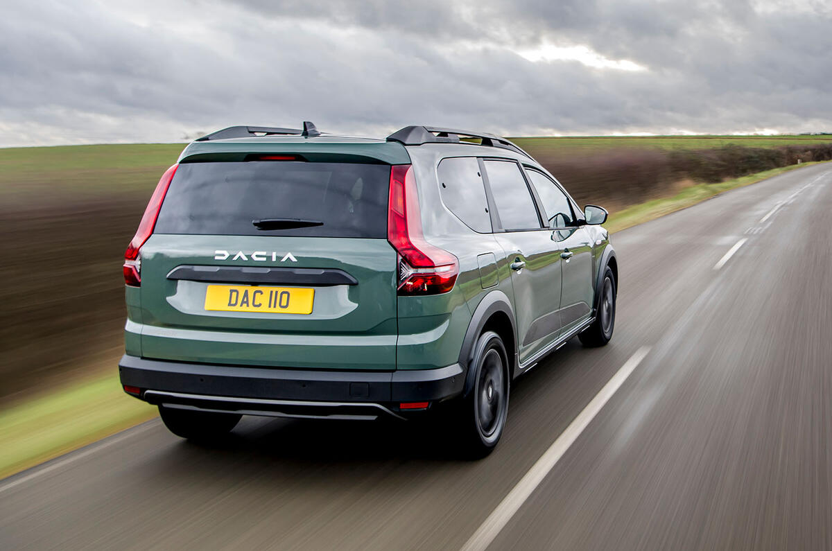 dacia jogger road test 2023 03 tracking rear