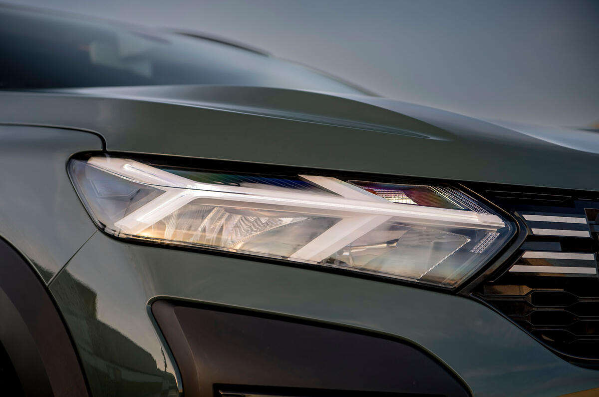 dacia jogger road test 2023 04 headlight
