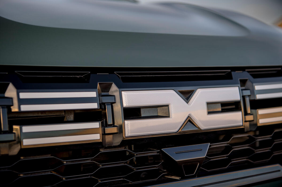 dacia jogger road test 2023 05 badge