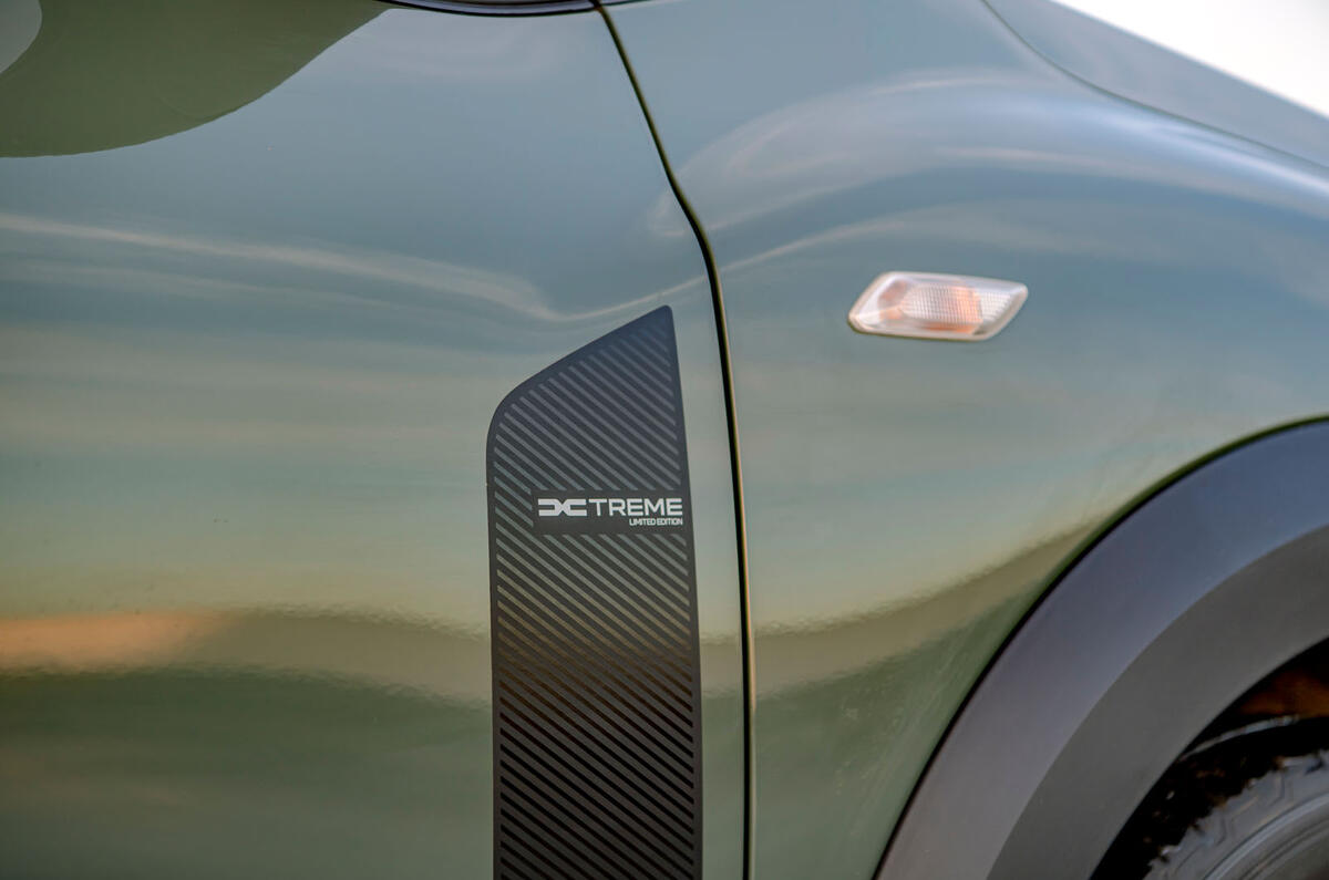 dacia jogger road test 2023 06 badge