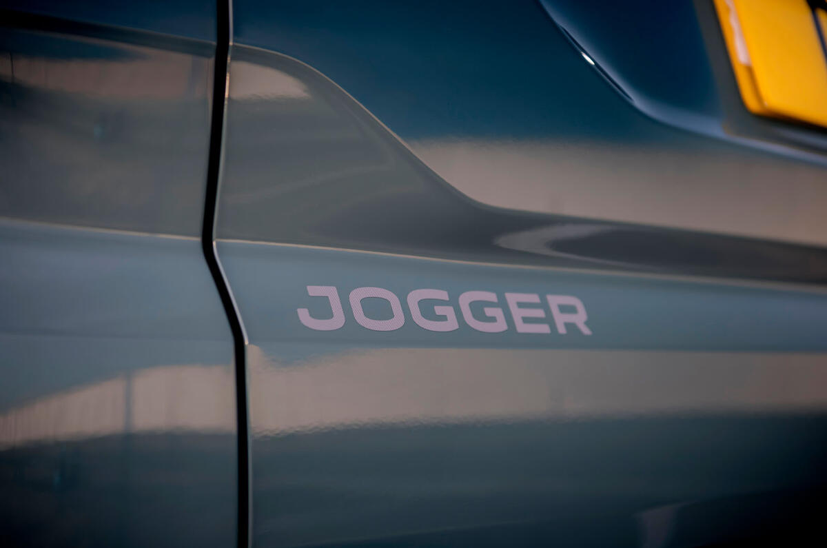 dacia jogger road test 2023 09 badge