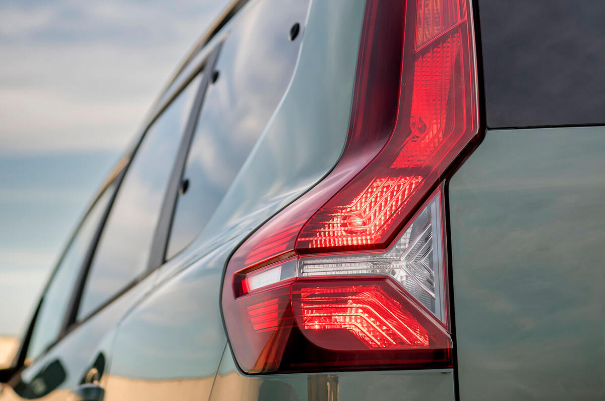 dacia jogger road test 2023 10 rearlight