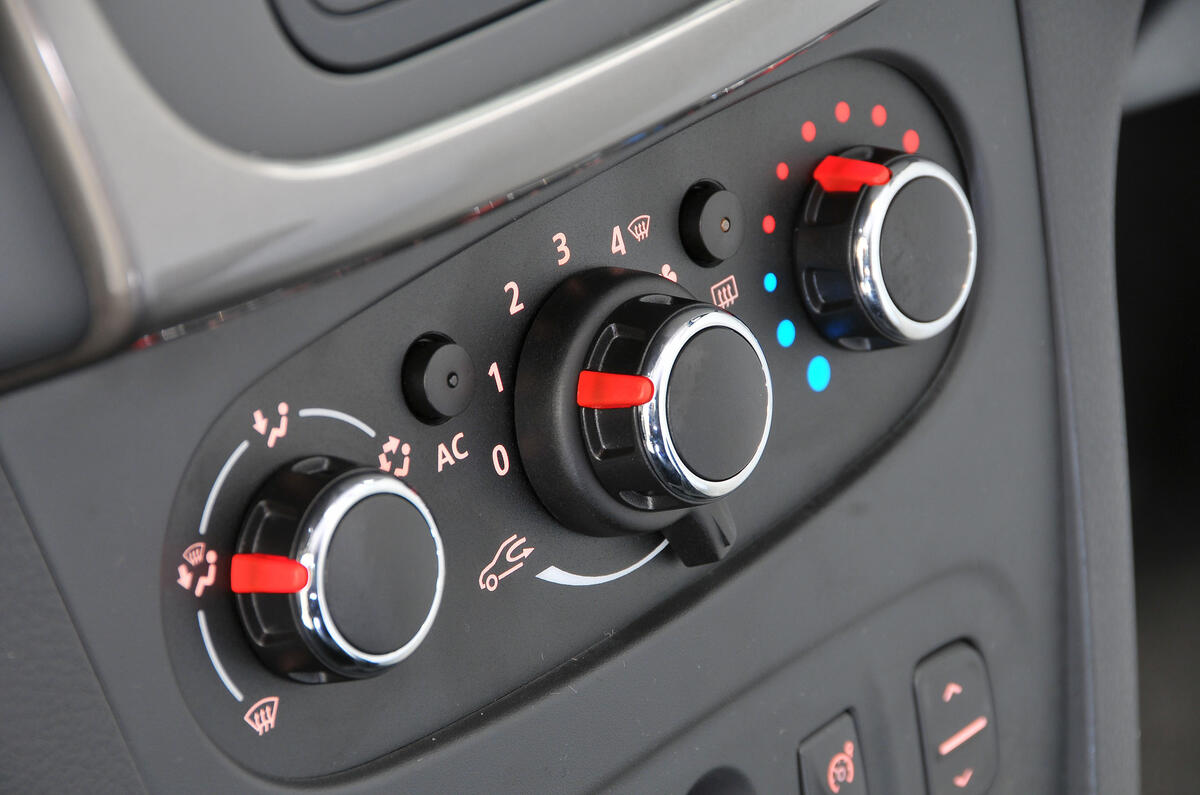 Dacia Sandero climate controls