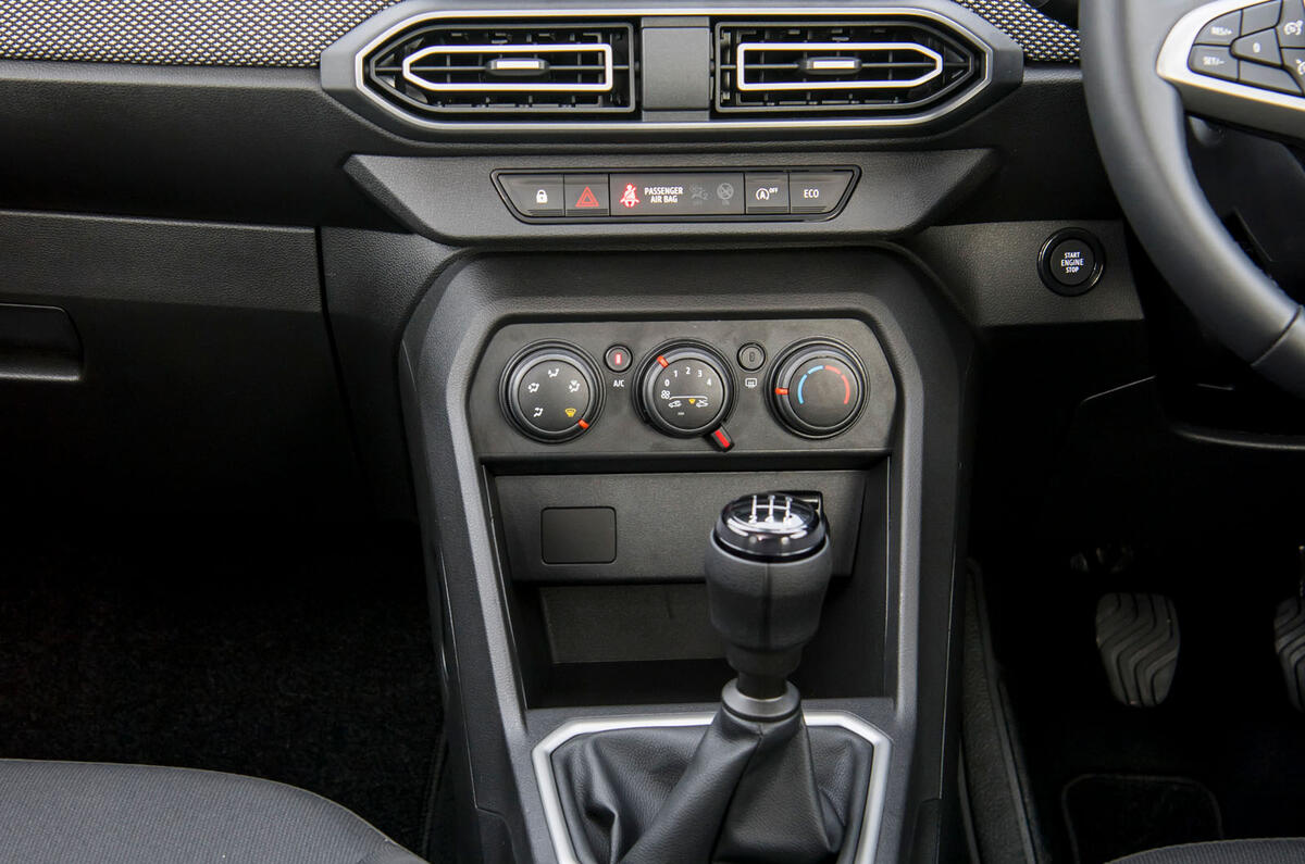 Dacia Sandero 2025 Review centre console l6 Dacia Sandero 2025 Review centre console l6