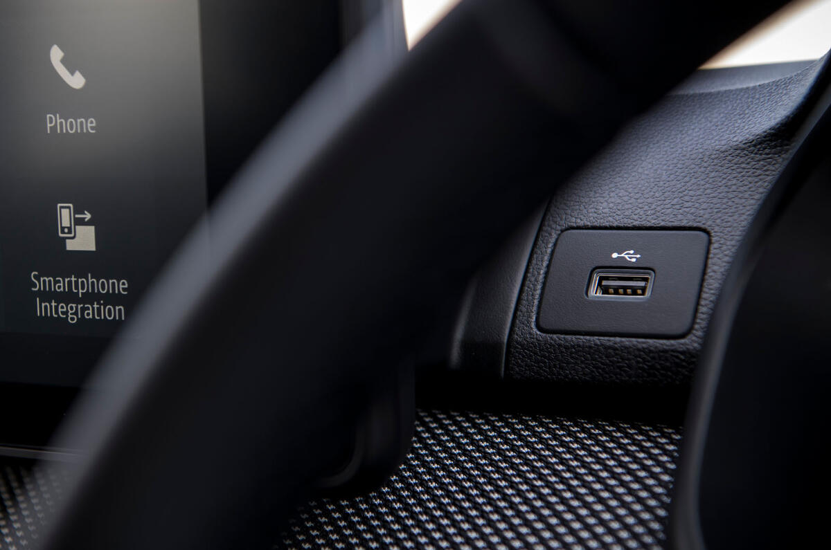 Dacia Sandero 2025 Review USB port 14 Dacia Sandero 2025 Review USB port 14