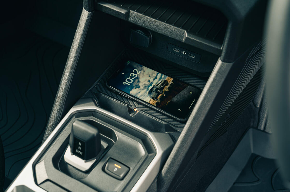 Dacia Duster iphone charger Dacia Duster iphone charger