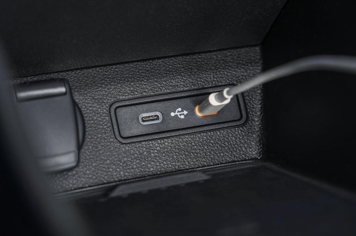 image détaillée de deux prises USB c avec une fiche en charge révélant une lumière orange