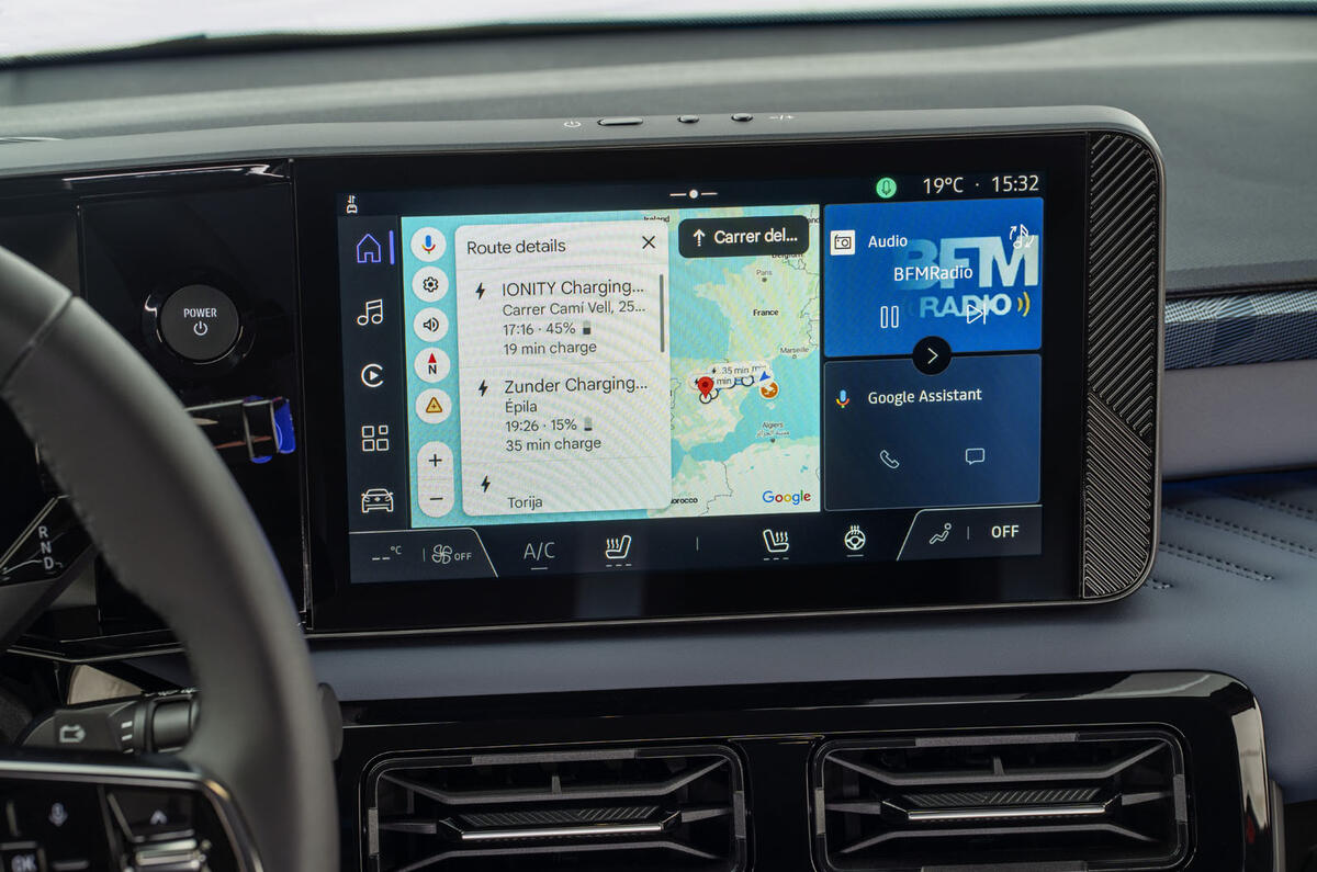 écran d'infotainment détaillé avec google maps liste des stations de recharge électrique