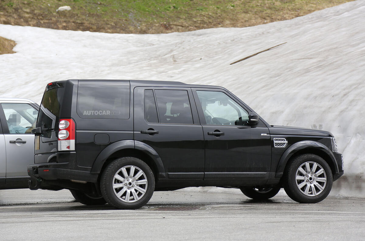no title Land Rover Discovery facelift spotted