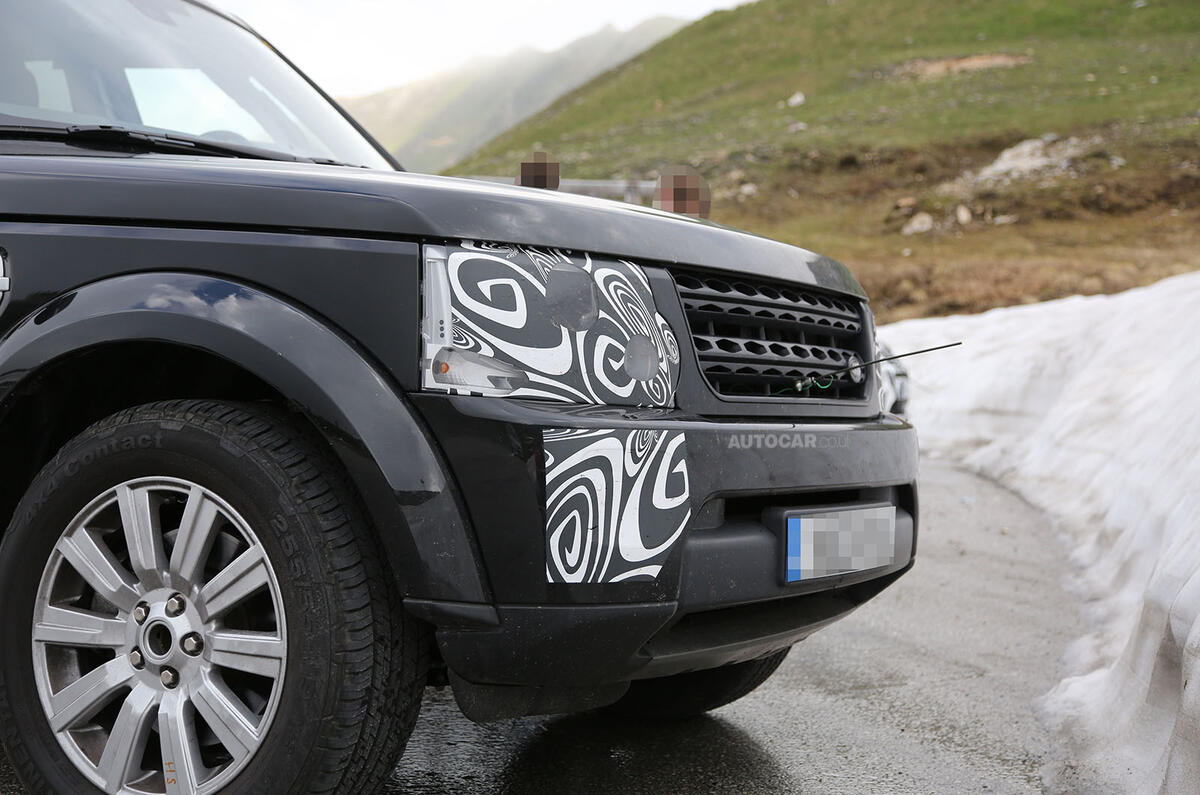 no title Land Rover Discovery facelift spotted