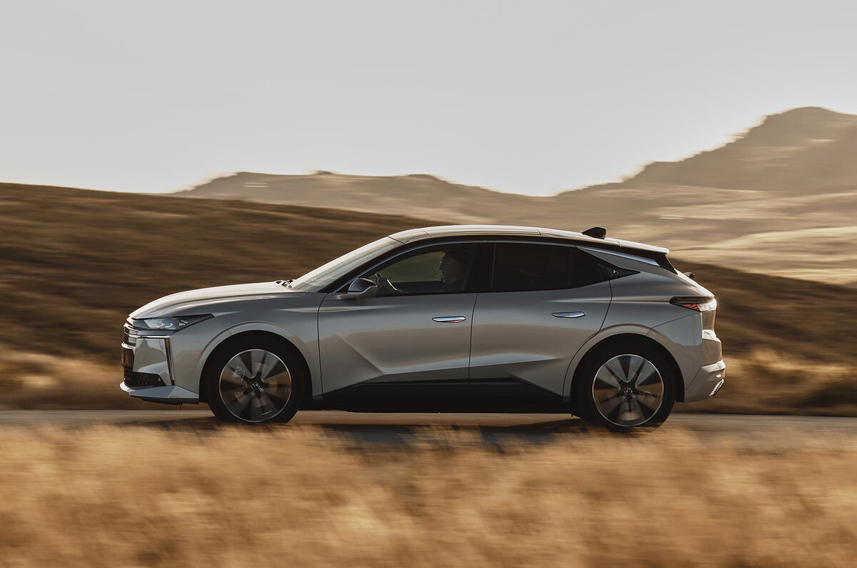 DS n04 E Tense review 2025 002 DS n04 E Tense review 2025 002