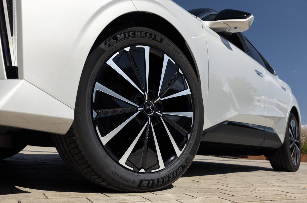 DS n04 E Tense review 2025 005 DS n04 E Tense review 2025 005