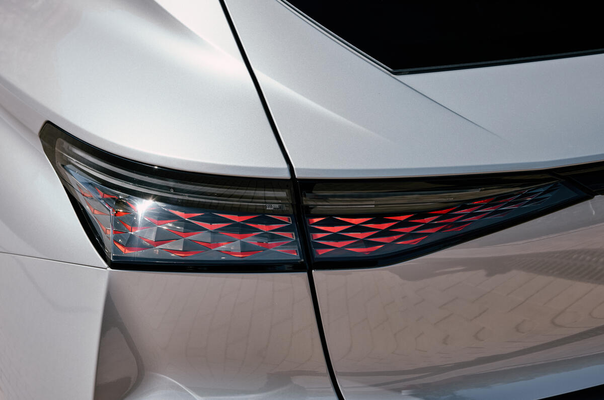 DS n04 E Tense review 2025 006 DS n04 E Tense review 2025 006