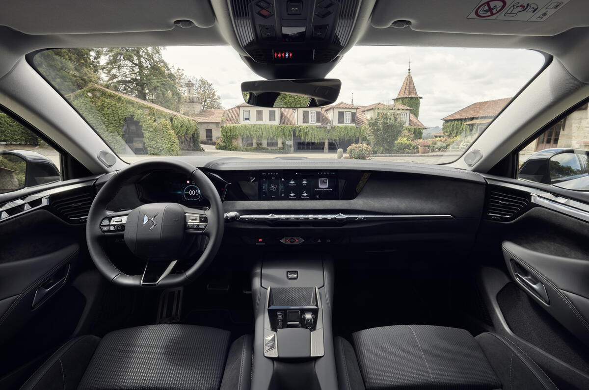 DS n04 E Tense review 2025 010 DS n04 E Tense review 2025 010