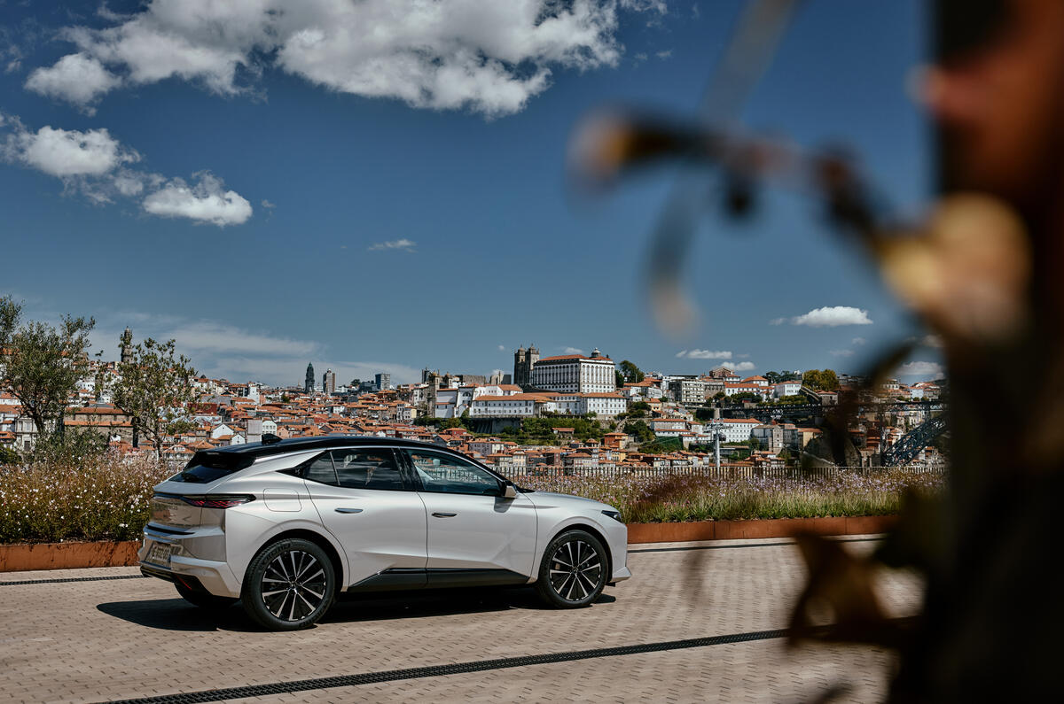 DS n04 E Tense review 2025 018 DS n04 E Tense review 2025 018