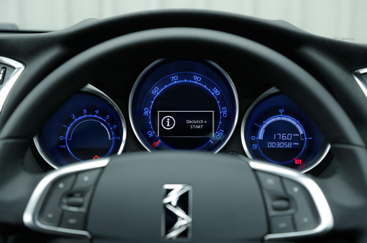 The outdated trip computer and instrument binnacle on the DS 4 Crossback