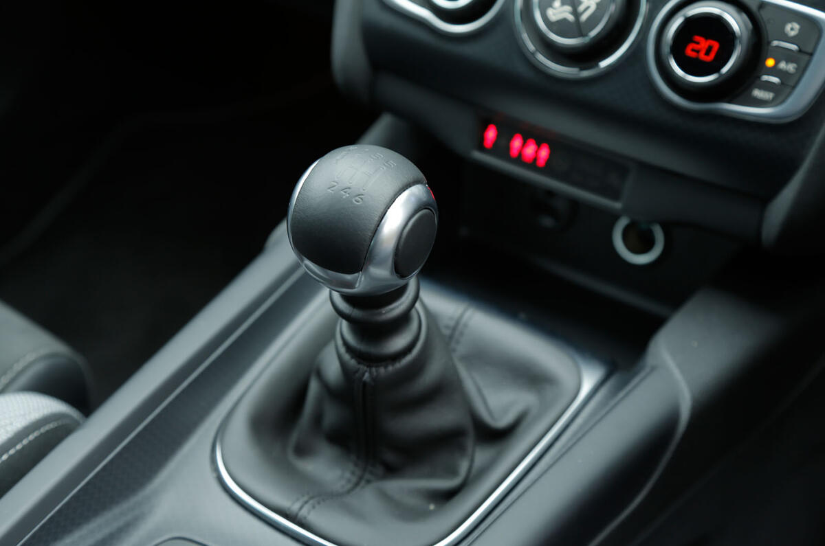 The manual transmission lever fitted to our BlueHDi 120 DS 4 Crossback