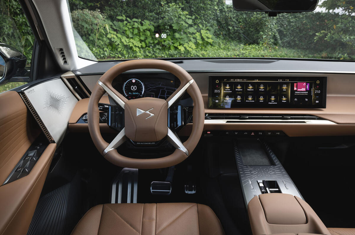 Revue DS8 2025 09 dash