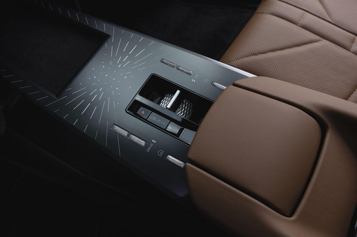 DS8 Review 2025 12 console centrale