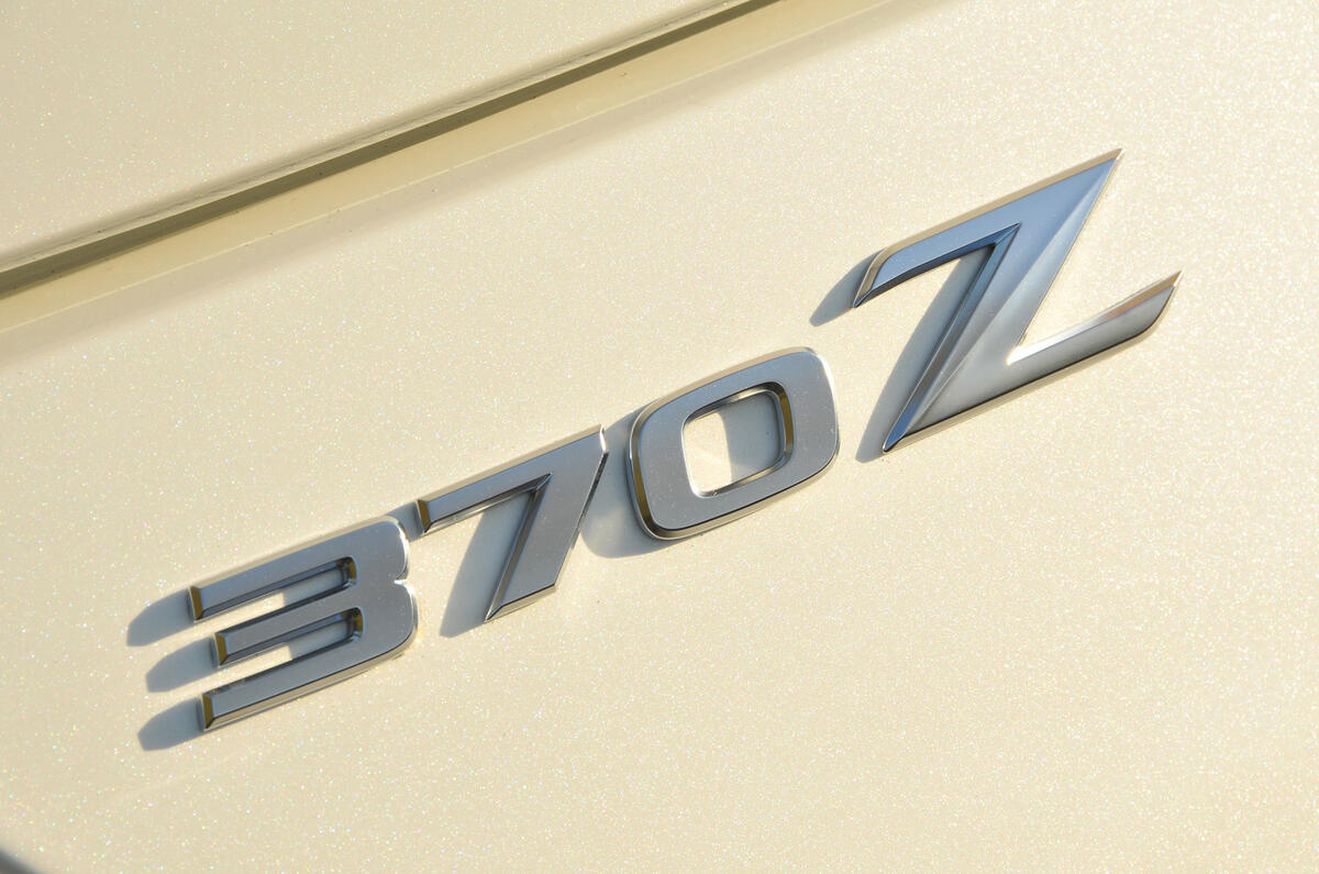 370Z badging