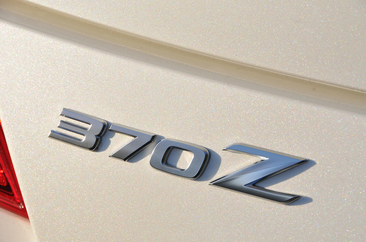 370Z badging