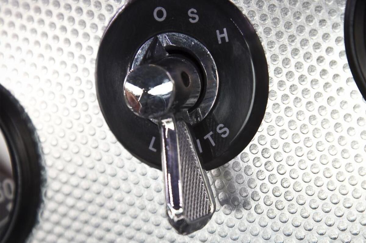 E-type GT Coupé headlight switch