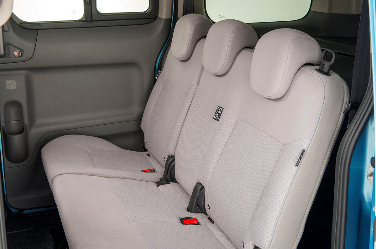 Nissan e-NV200 middle row seats
