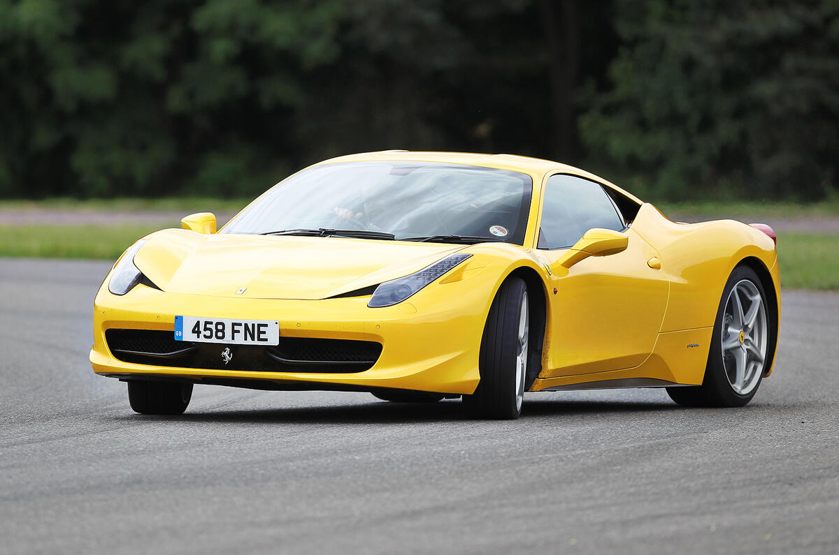 Ferrari 458 dans les virages