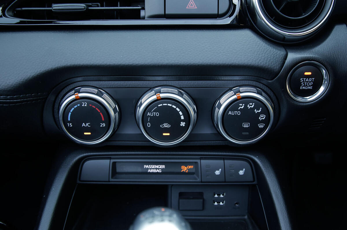 Fiat 124 Spider climate controls