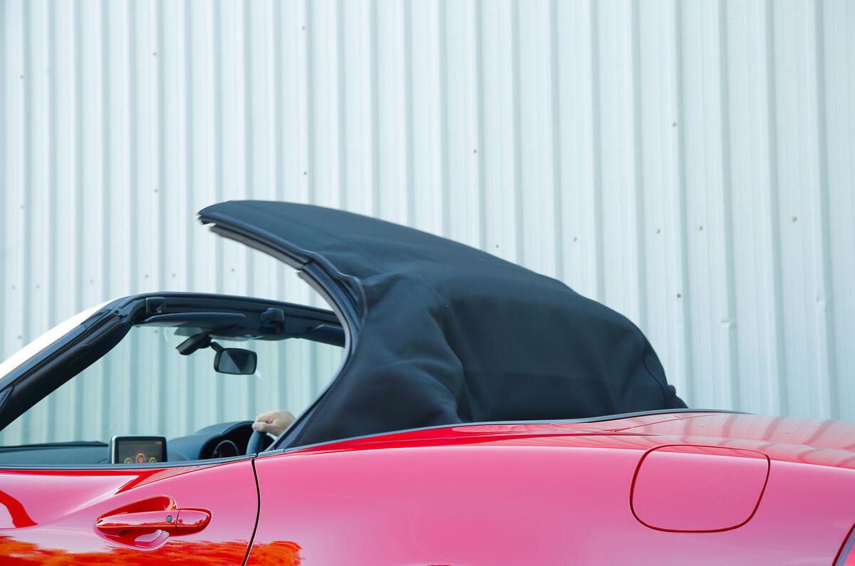 Fiat 124 Spider folding roof