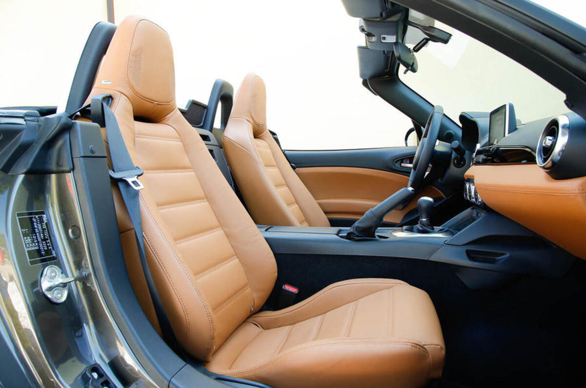 Fiat 124 Spider front seats