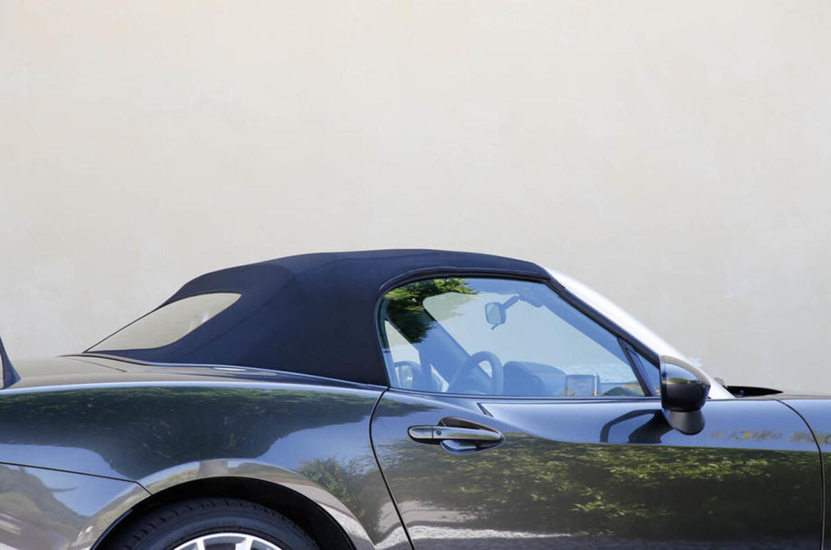 Fiat 124 Spider roof up
