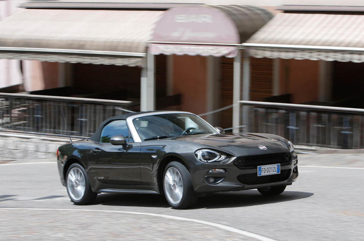 Fiat 124 Spider roof up