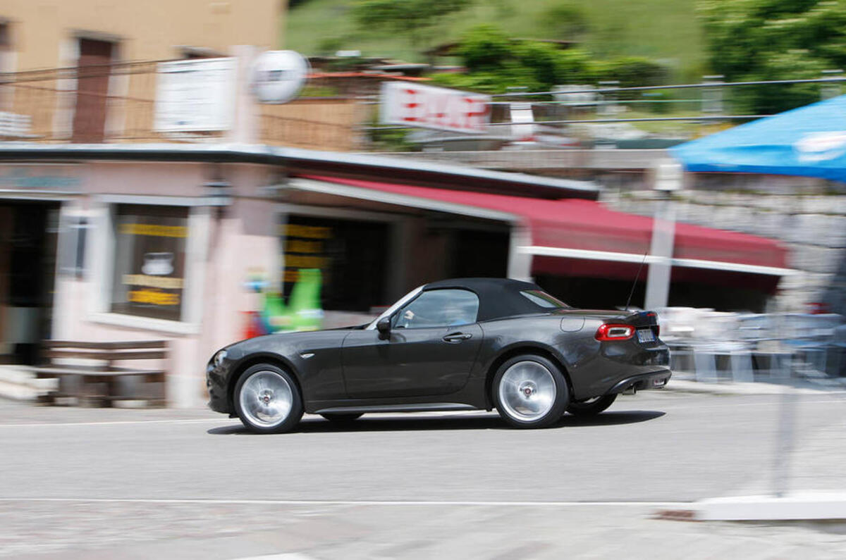 Fiat 124 Spider side profile