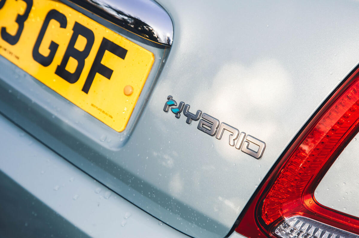 fiat 500c hybrid review 2024 07 badge