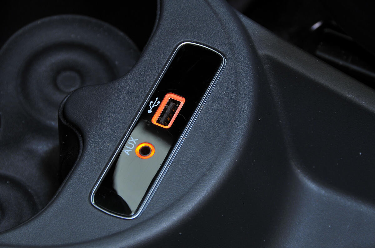 Fiat 500C multimedia ports