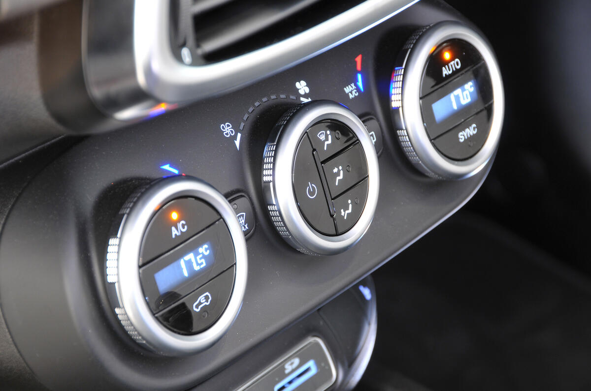 Fiat 500X climate controls