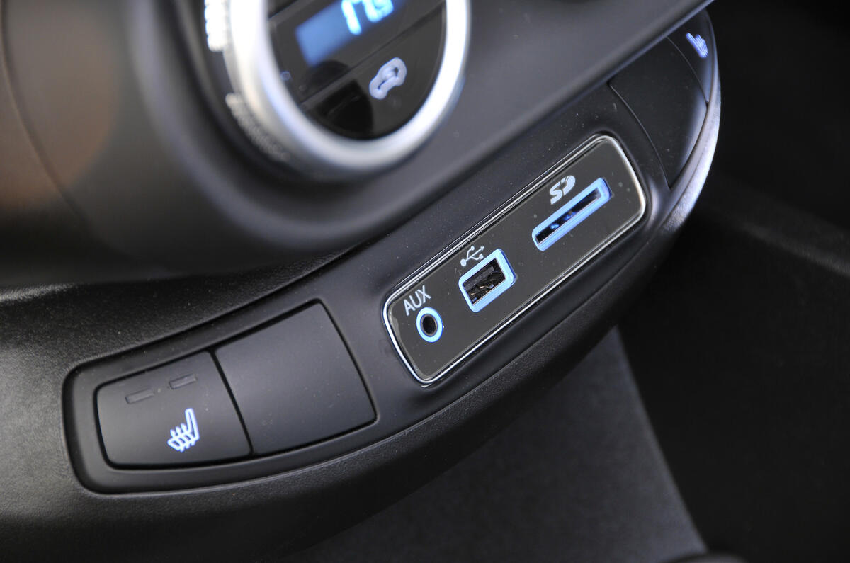 Fiat 500X multimedia ports