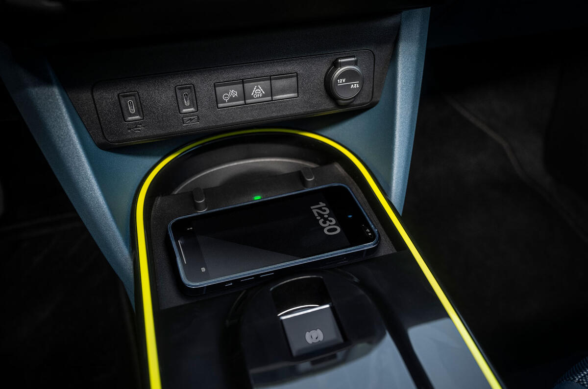 Fiat Grande Panda review 2025 015 centre console Fiat Grande Panda review 2025 015 centre console