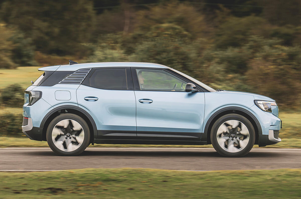 ford explorer review 2024 02 side panning ford explorer review 2024 02 side panning
