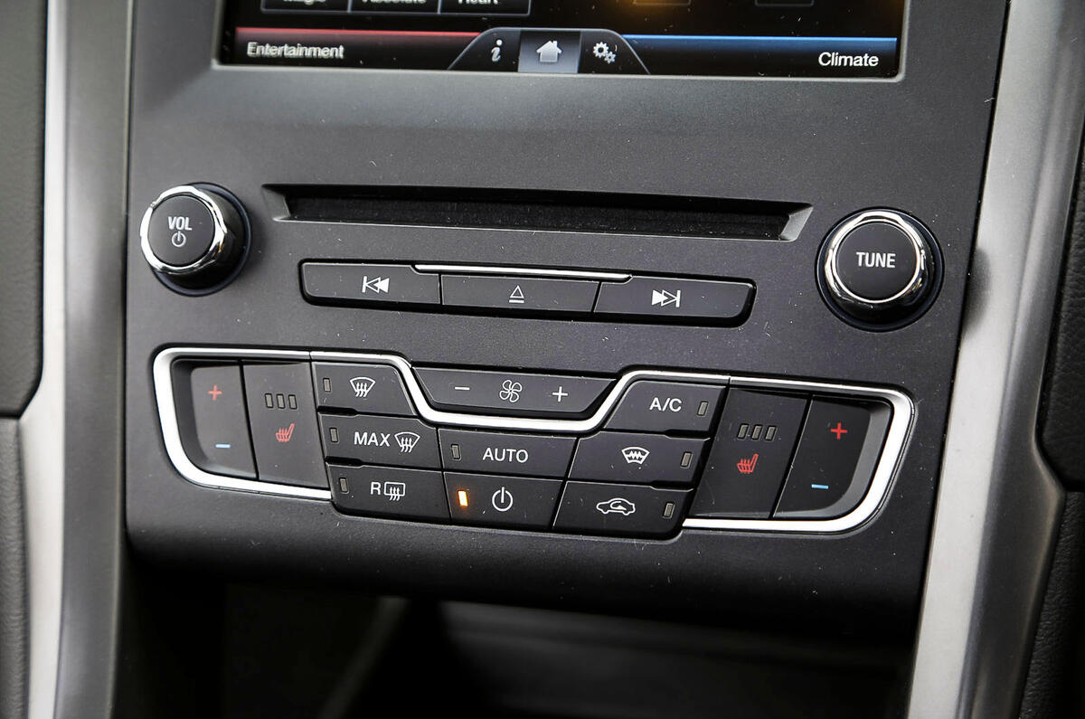 Ford Mondeo centre console