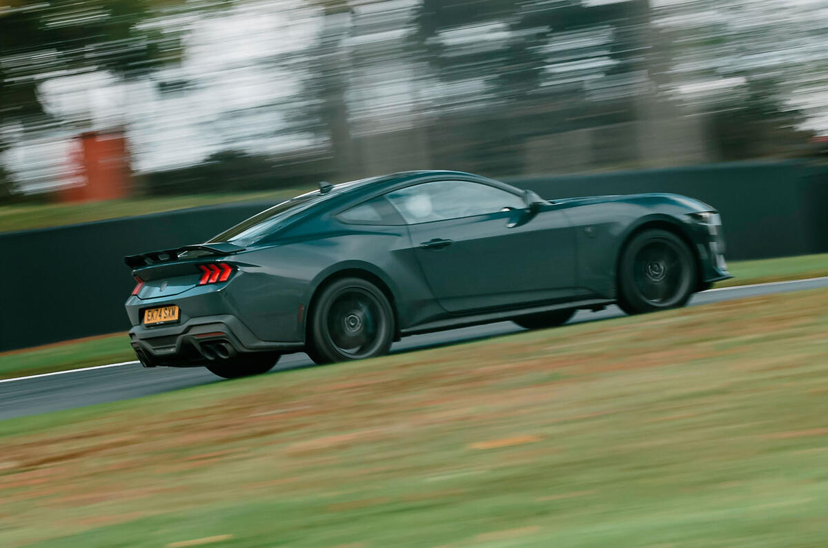 Ford Mustang Dark Horse review 2024 18 panning